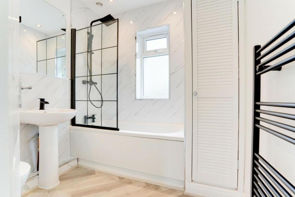 Lymer House - Stylish 3 Bedroom House In Wolverhampton Szoba fotó