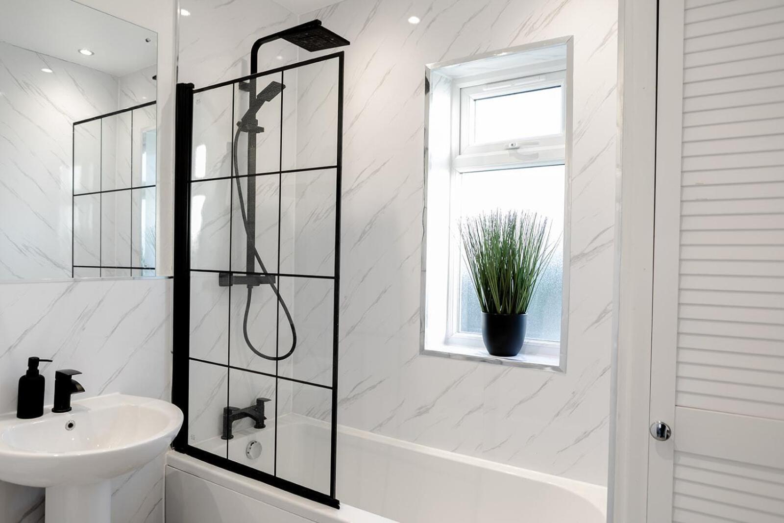 Lymer House - Stylish 3 Bedroom House In Wolverhampton Kültér fotó